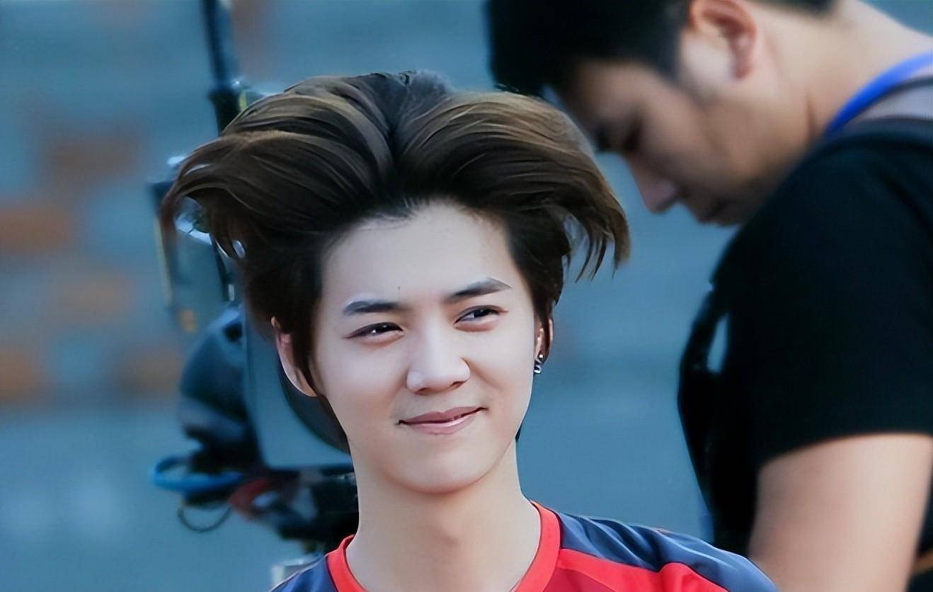 "作为一位当红小生,鹿晗的长发造型让观众大吃