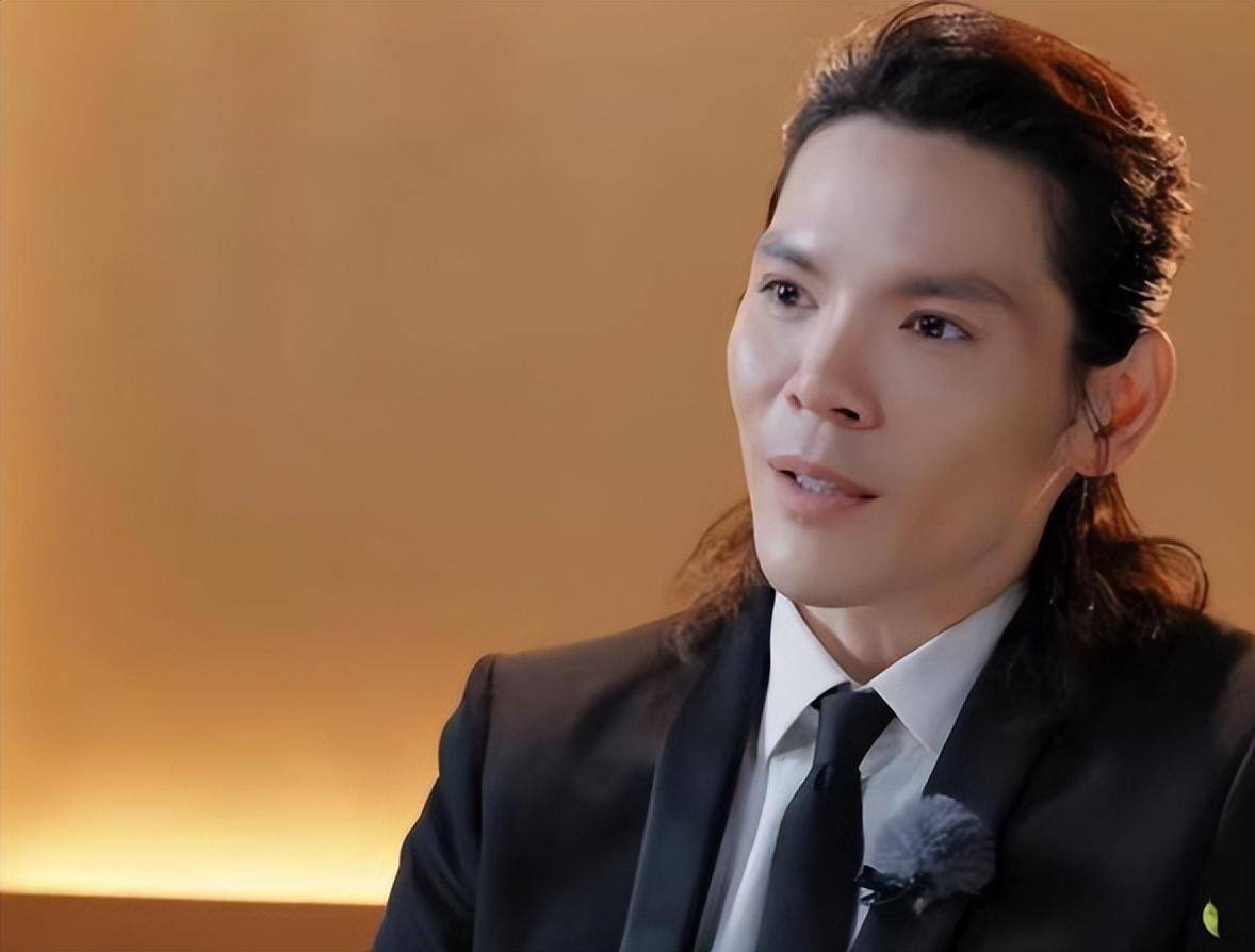 向佐不再沉默,公开硬刚韩国艺人,目前香港政府已回应