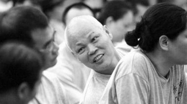 他身家十亿,参加公益捐款达1亿,慈善背后却是坏事做尽的黑老大