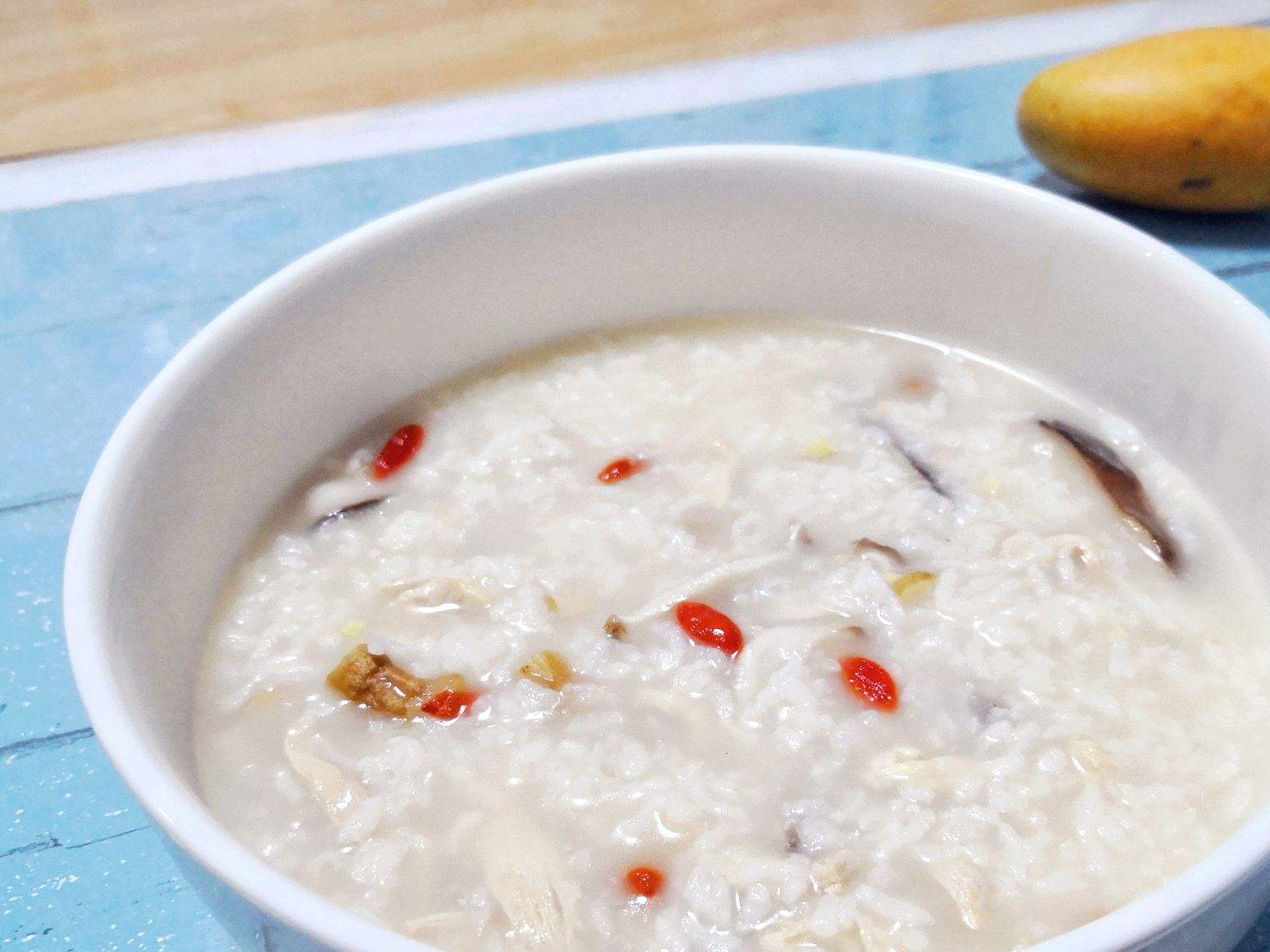 最后再来看一下这个人参红枣汤的做法,因此需要人参,红枣等主要食材.