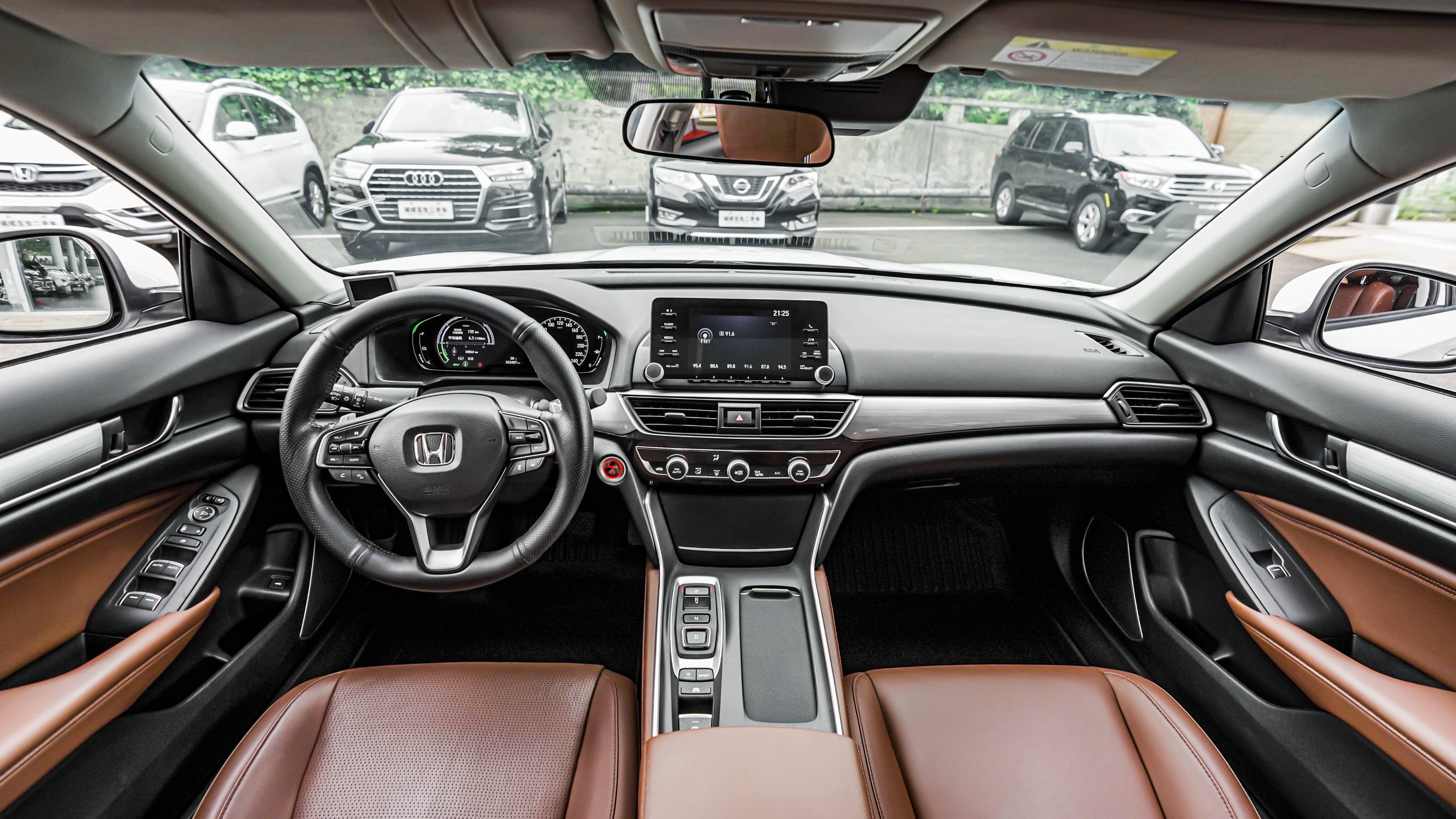 内外兼修的高级美,环抱式座舱配合t型中控台造型,工整的布局与设计