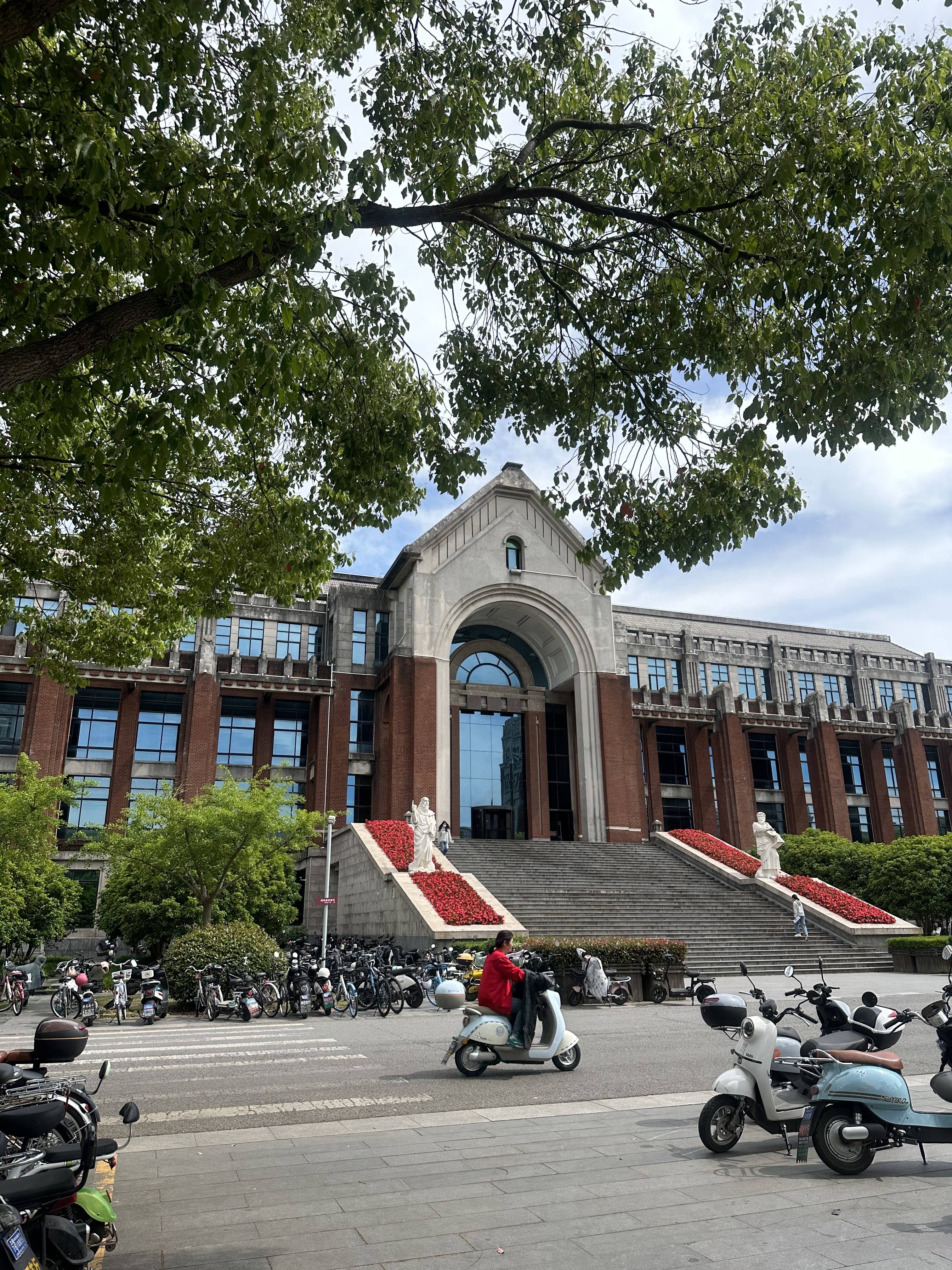 华东政法大学新校区图片