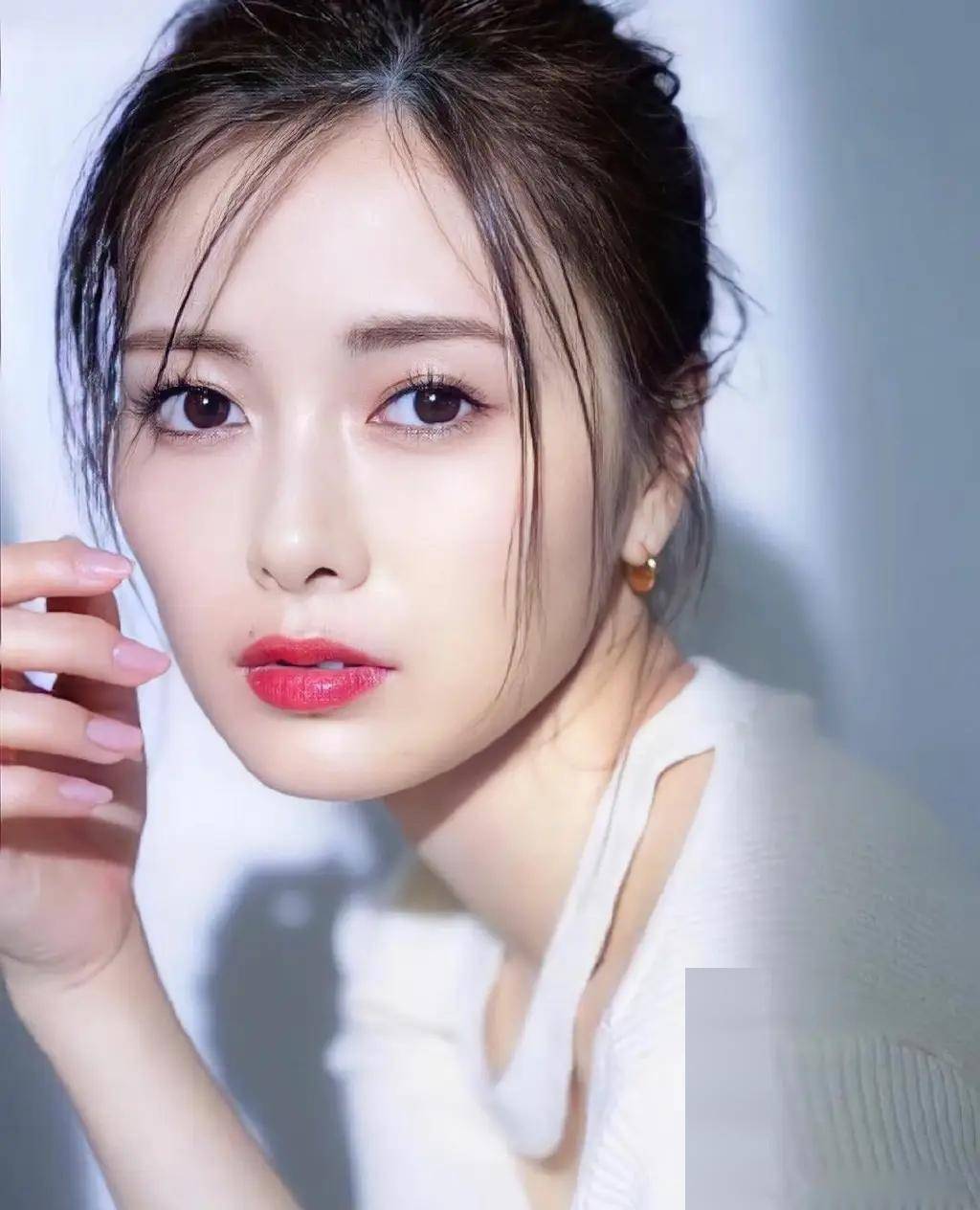 白石麻衣的魅力无人能挡,这谁能顶得住她的美丽?