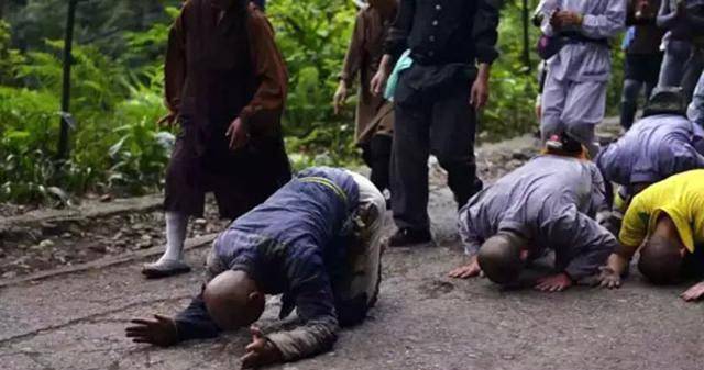 2013年释正弘法师受墓林苦行修行的启发,从宁波大隐禅寺起香,决定三步