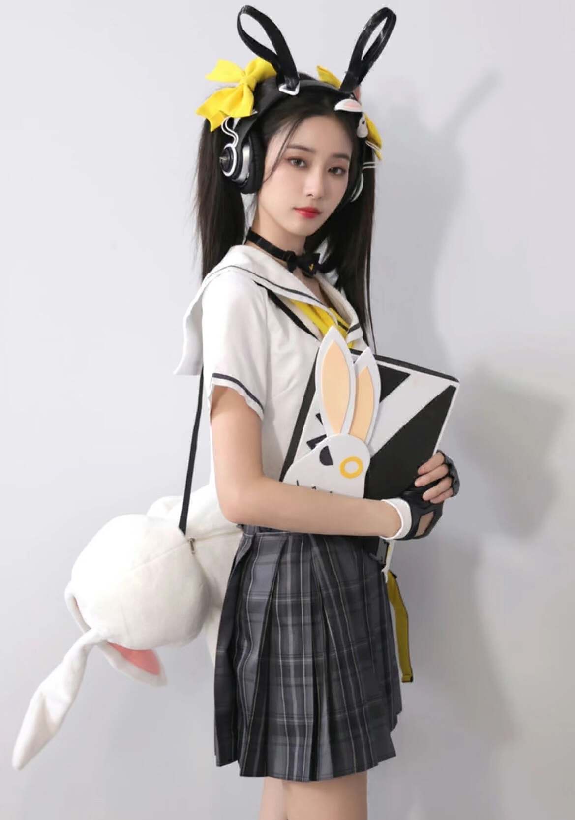 徐艺洋cos安琪拉绝美二次元少女超好看身材火辣还抱着玩偶