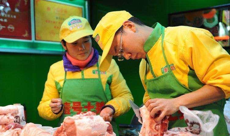 原来,陆步轩毕业后创业失败,走投无路的他选择了卖猪肉.