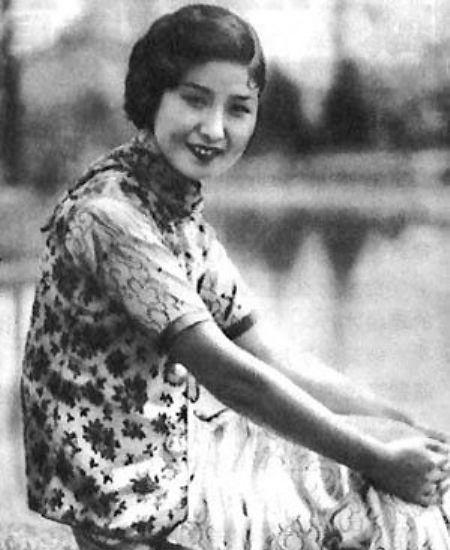 但是渐渐的丁默邨陷入了轰轰烈烈的爱情中了,多次