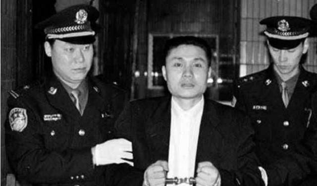 湖南第一悍匪张君靠抢劫为生,立帅气多金人设,哄骗女子为他卖命