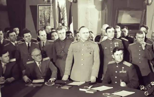 二战后的投降仪式,负责德国签字的凯特尔,进场时为何高举权杖?