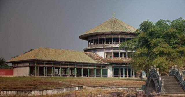   引起 非洲最穷的国家建了一座豪华的中国宫，总统下台后就废弃了，整体保持完好。 