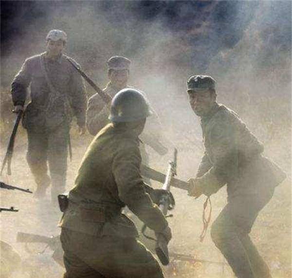 狭路相逢勇者胜,杨忠命令部队集中一切火力,向敌人开火,骑兵战士冒着