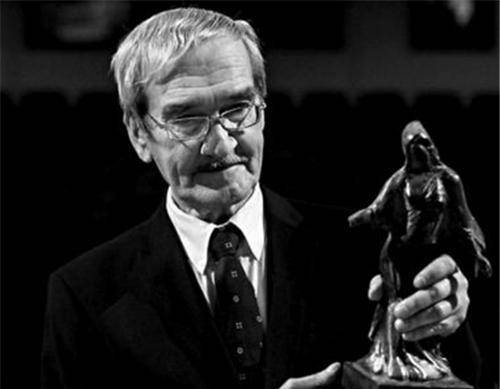 彼得罗夫是前苏联土防空军中校,他负责导弹发射井中任指挥,他工作就是