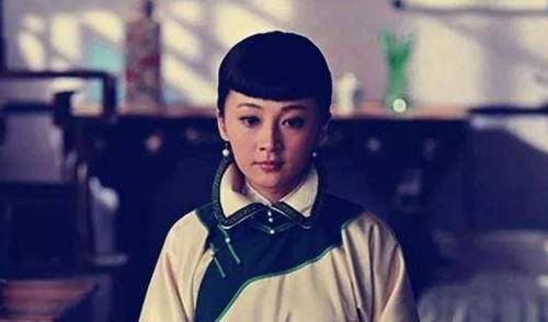 小凤仙原名朱筱凤,出生在杭州,是满族八旗的一位武官偏房所生的女儿