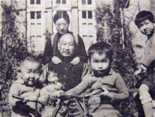 当年不顾反对嫁给67岁老人,两人仅相处3年,她后来过得怎样