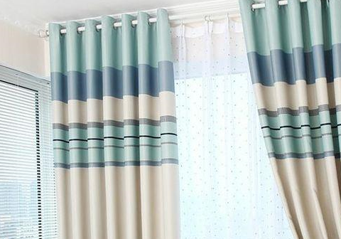 轨道杆是一种挂钩安在轨道里的窗帘,通过挂钩的轨道运动来拉合窗帘.