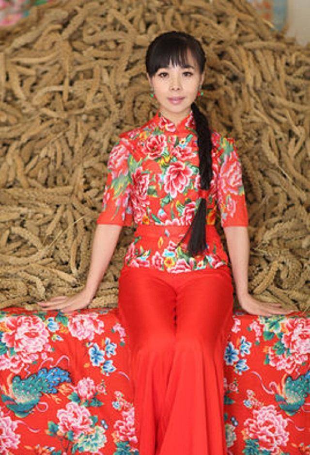 红极一时的王二妮,曾出任陕西政协委员,婚后回农村种地带孩子