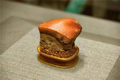 男子讲起自己买了这个肉石的故事,从一看见它就喜欢上了这块石头,所以