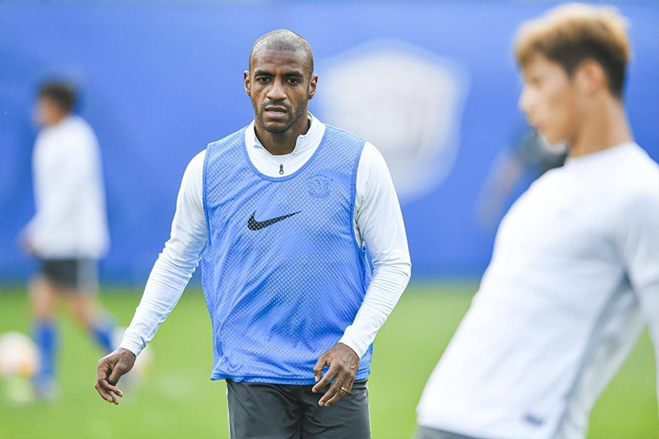 前广州恒大功勋球员穆里奇宣布退役,结束20年足球生涯