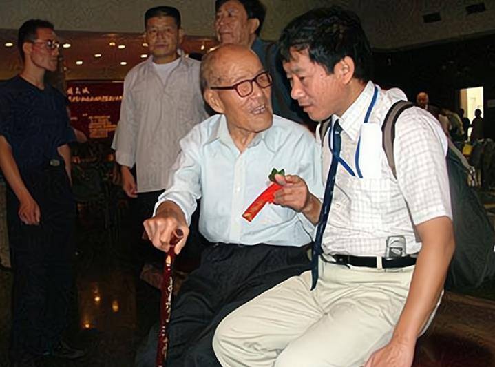 老人家穷话少,人还有点怪,后被发现是台儿庄战役最后一位指挥官