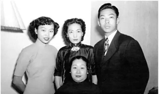 的时候,却传来黄金荣恋上戏子的消息,这个年轻漂亮的戏子名叫露兰春