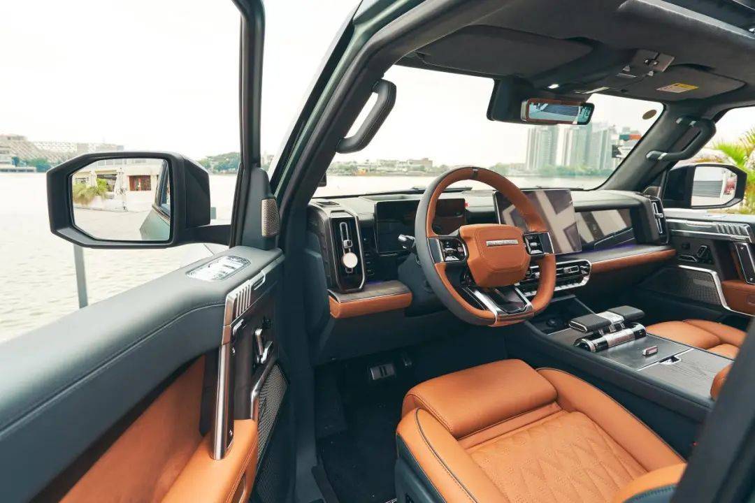 硬汉外形的内部,直线条,硬折角是硬派风格的标准配备,但猛士917为用户