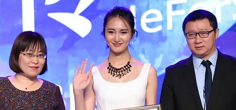 19岁背母亲上学成"道德模范":10年后变性当美女,如今过得怎样_刘婷