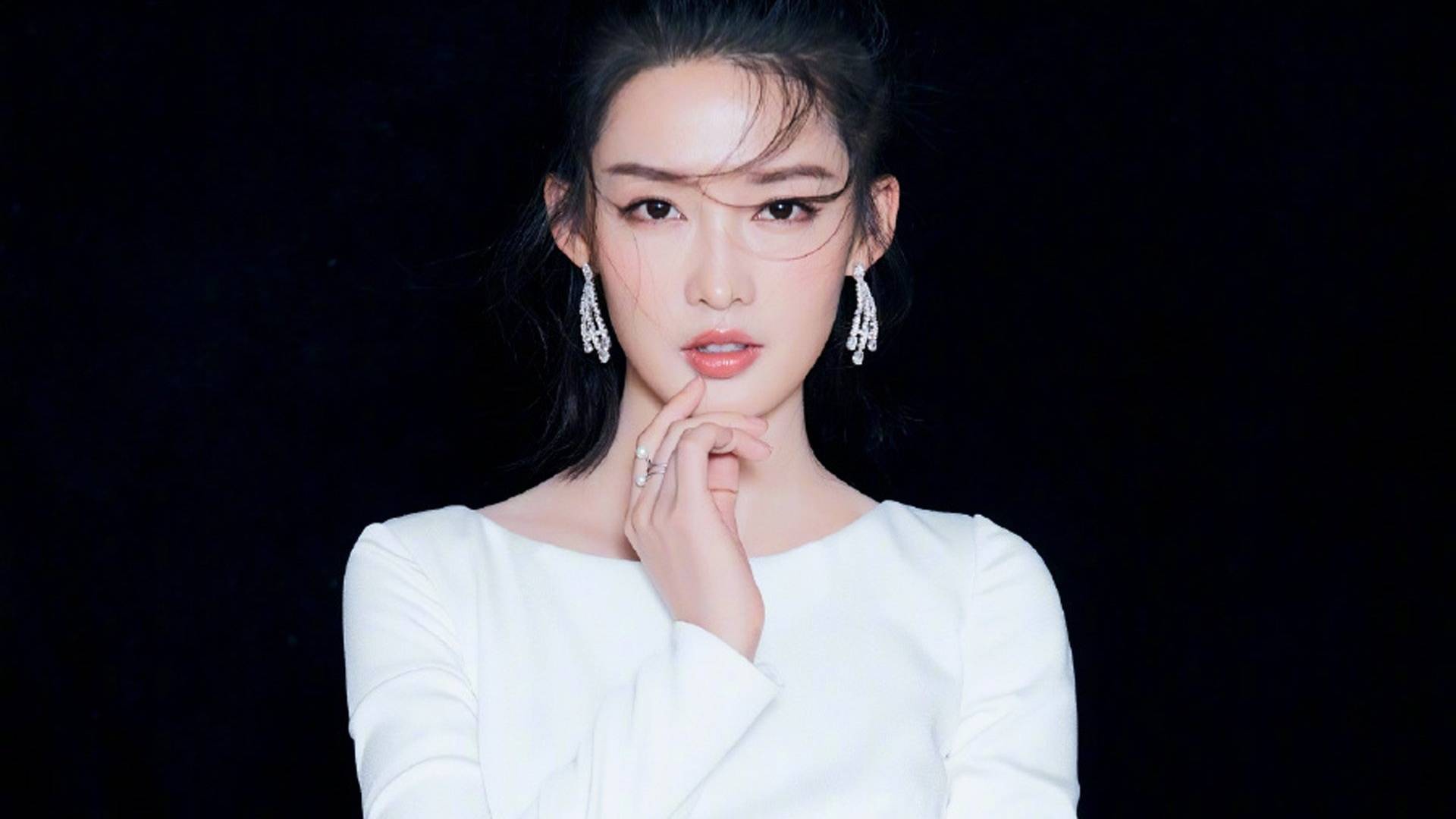 李沁《庆余年2》大婚造型曝光,3d打印头饰引热议,被指太寒酸