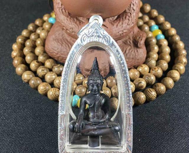 活佛龙婆坤:秘制佛牌多次救人命,泰国国王都要虔诚跪拜他