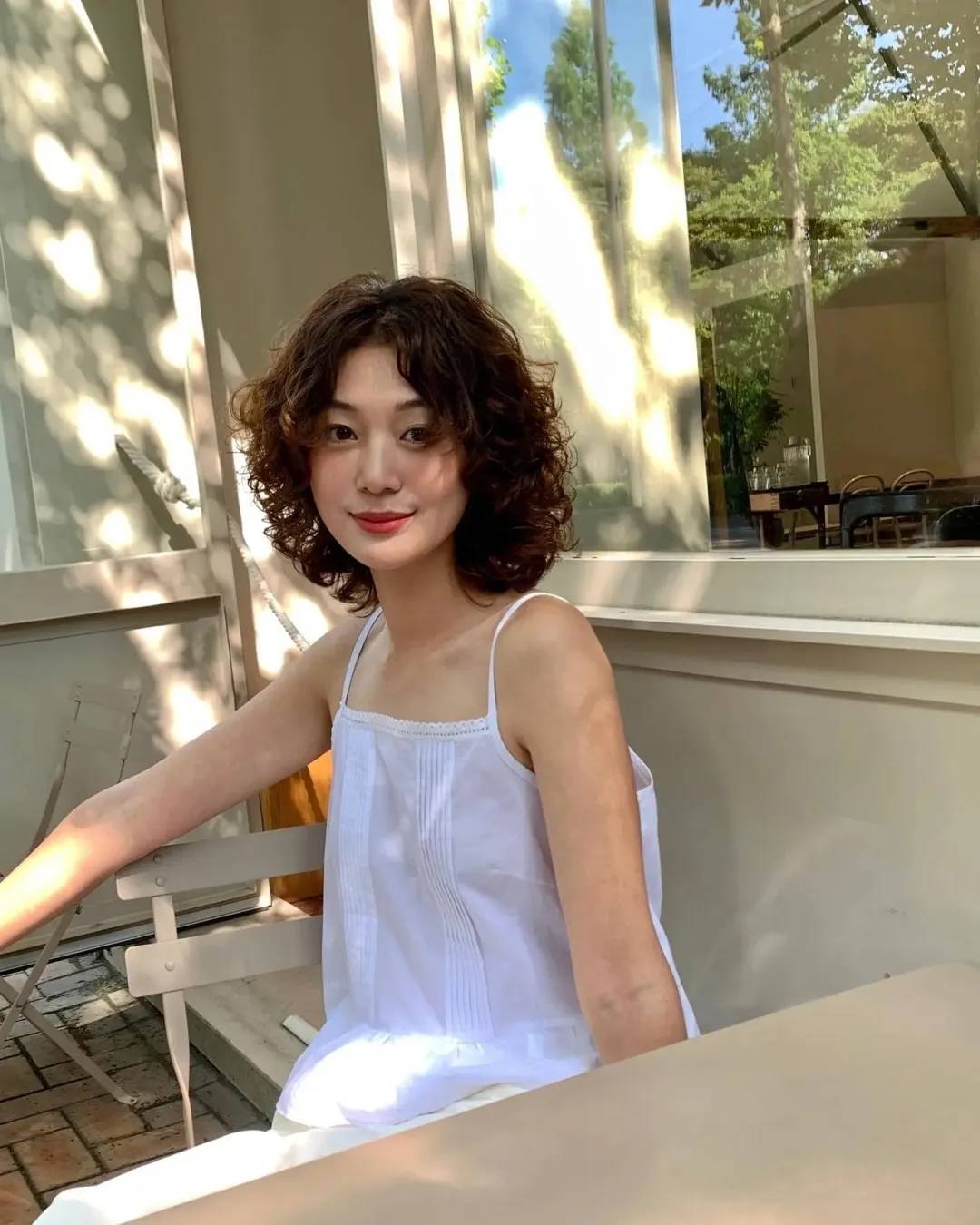 40岁左右的女性选择齐脖层次卷发成熟有魅力