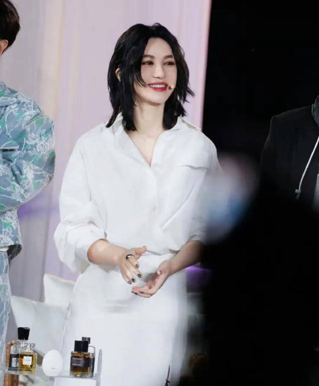 值得一提的是,尚雯婕毕业于复旦大学法语系,是一位优秀的高材生.