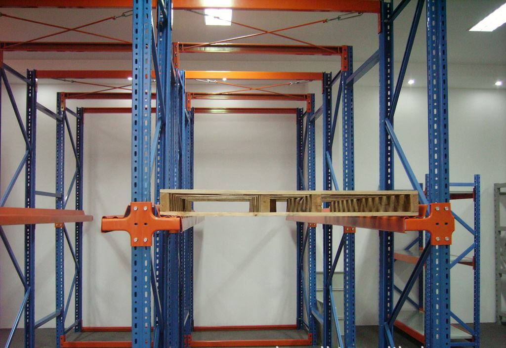 驶入式货架:优势及特点