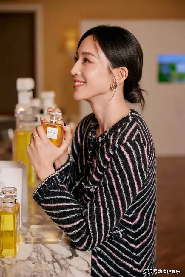 张钧甯出席活动,小香风穿搭惊艳,侧颜秀美,笑容感染力超强