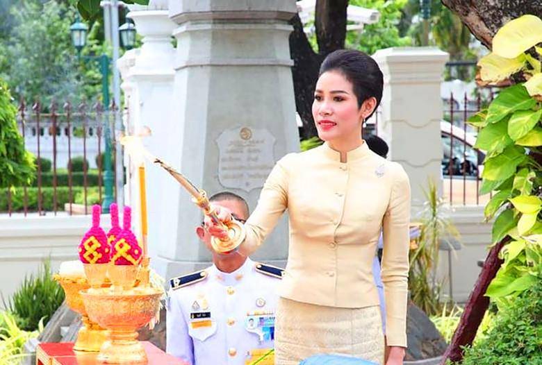 诗妮娜贵妃宫斗失败后,对苏提达王后表示钦佩,赞扬她