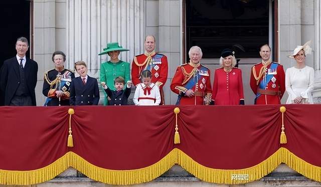 这一天上演了一场盛大的国王生日阅兵式,向全世界展示英国王室的威严