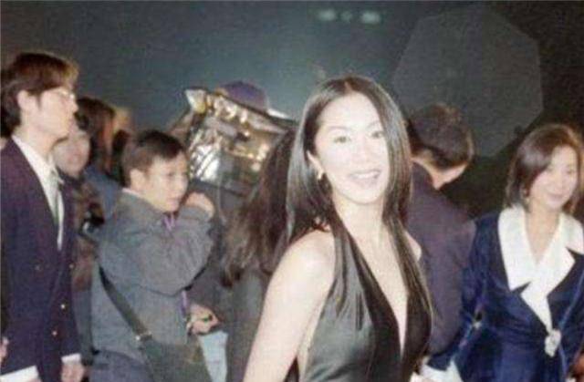 她用7年逼走原配,仅嫁豪门3年,全身长满肿瘤死在丈夫怀中