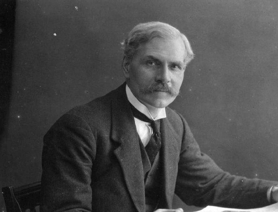 一位老妇临终前挽救了"喷火"战斗机:英国政府不出钱,我出!