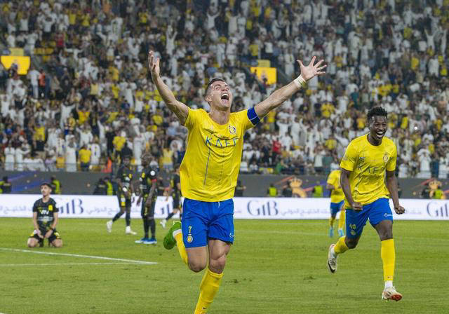 利雅得双雄胜利,c罗双响创纪录,本泽马进球数惨淡