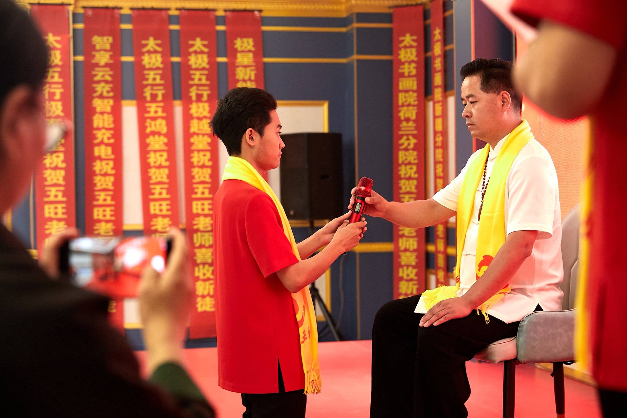 创始人闫玉华教授亲传弟子郭千伟(极谦老师)为师,系统学习国学文化