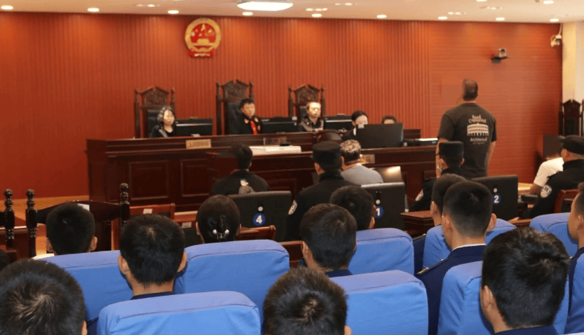 "消防蓝"走进长白法院"沉浸式"旁听 零距离参观