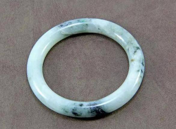 "人养玉三年,玉养人一生",坚持佩戴玉手镯的人,最后怎样了?