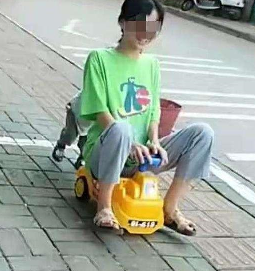 不过路子比较野的小姨们可不惯孩子的毛病,你敢耍赖,不就敢拎