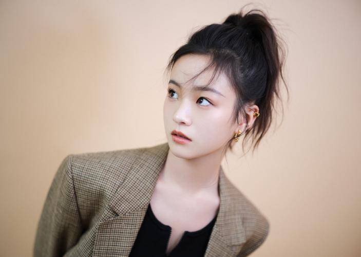 回顾李庚希的演艺经历,她凭借出色的演技和独特的魅力
