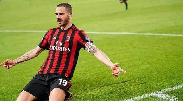 又1传奇退役!曾因滑跪庆祝惹争议,夺20座冠军,昔日bbc组合太强