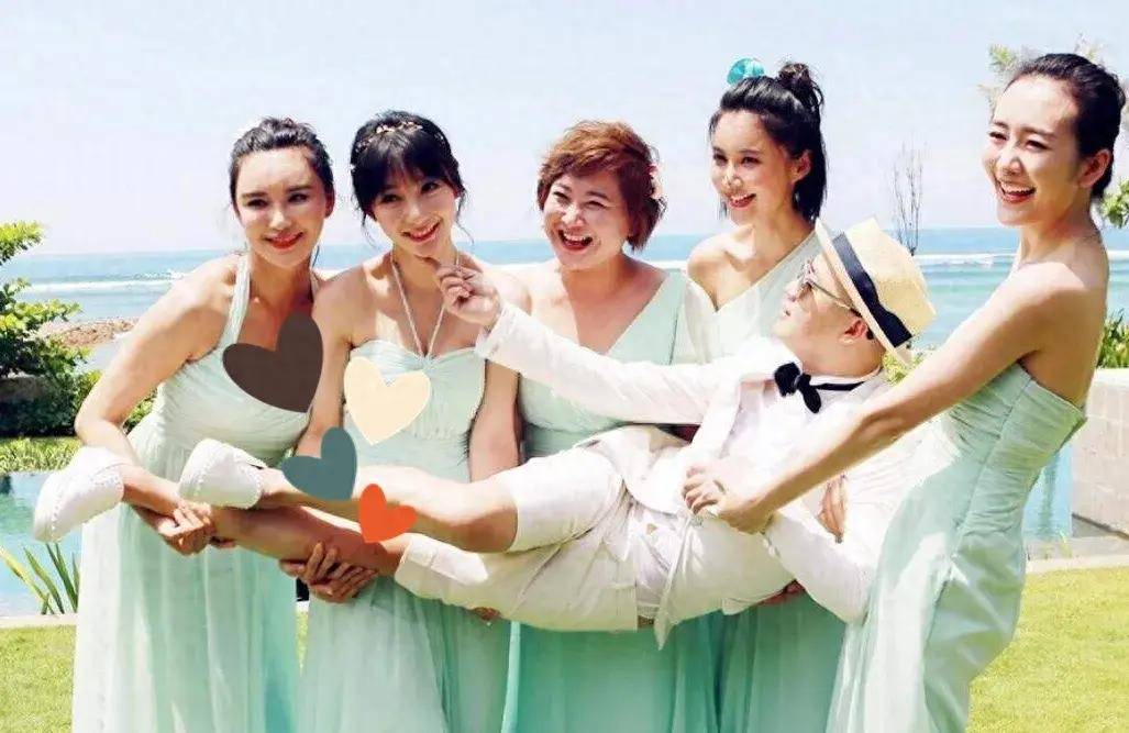 当时韩庚,杜海涛,包贝尔几个人把伴娘柳岩强行丢下水,只有贾玲一个人