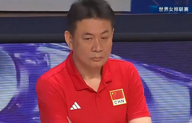 中国女排未能逆转,21-25不敌荷兰女排,蔡斌批评球队表现