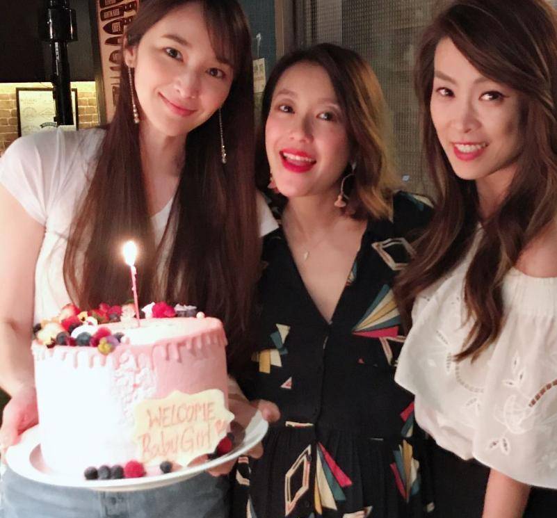 吴佩慈罕见亮相名媛聚会,身着旧衣风采依旧,富豪伴侣已久未露面