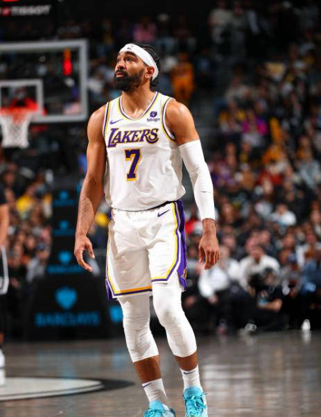 湖人队去年表现不佳,多名球员成牺牲品,里夫斯成为非卖品