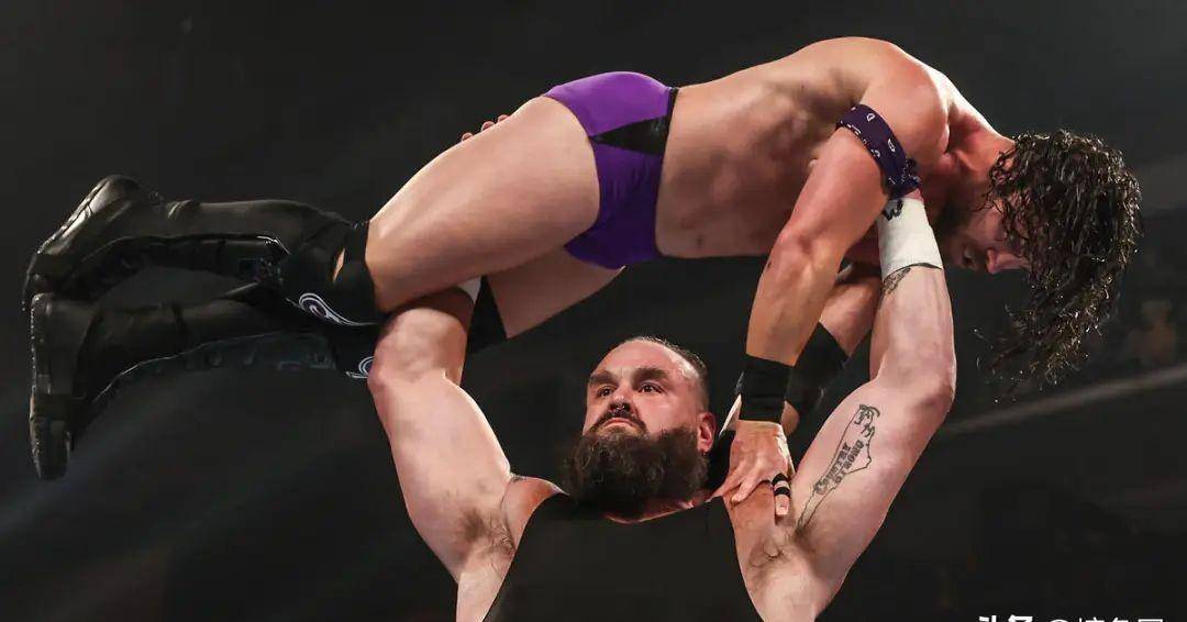 wwe女子冠军强吻多米引发热议,官方下场拱火,雷娅做出回应!