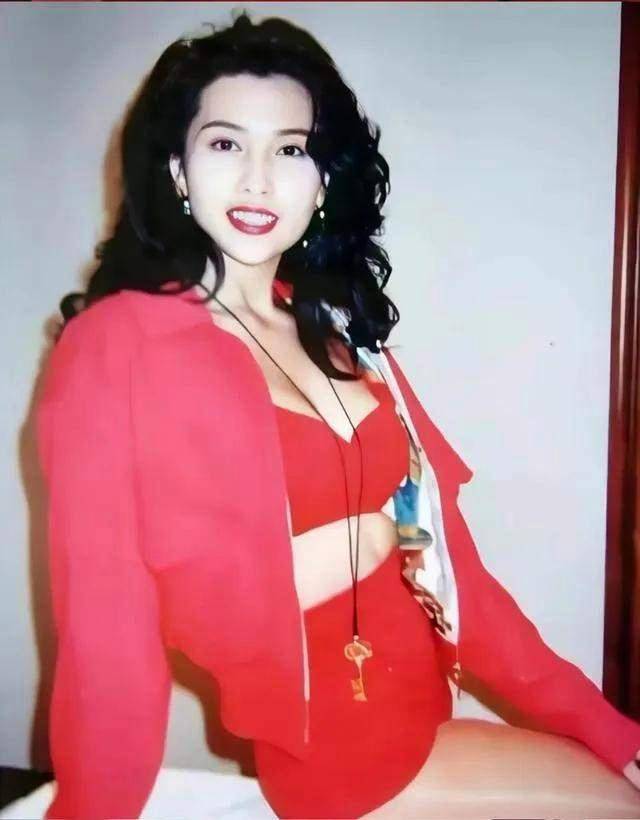 她是"三级片女王":16岁出道,23岁"一脱成名",31岁退圈_邱淑贞_王晶