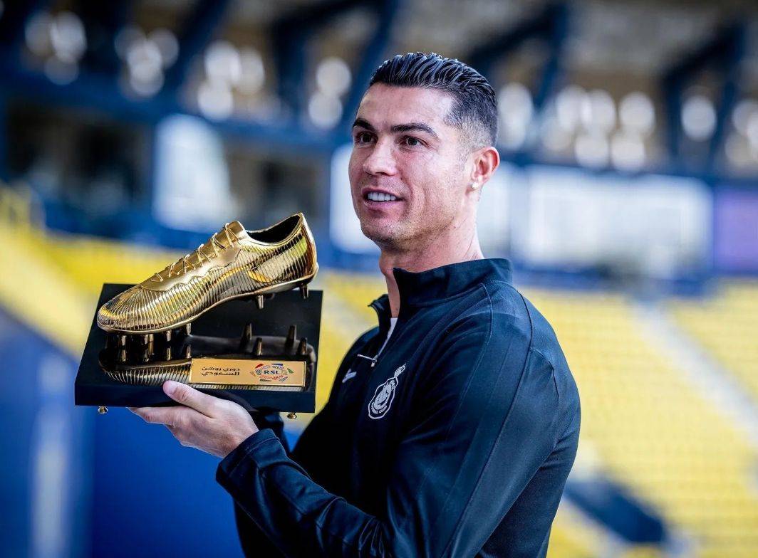 39岁c罗领取沙特金靴,31场35球,亲吻奖杯!2天后再冲冠!